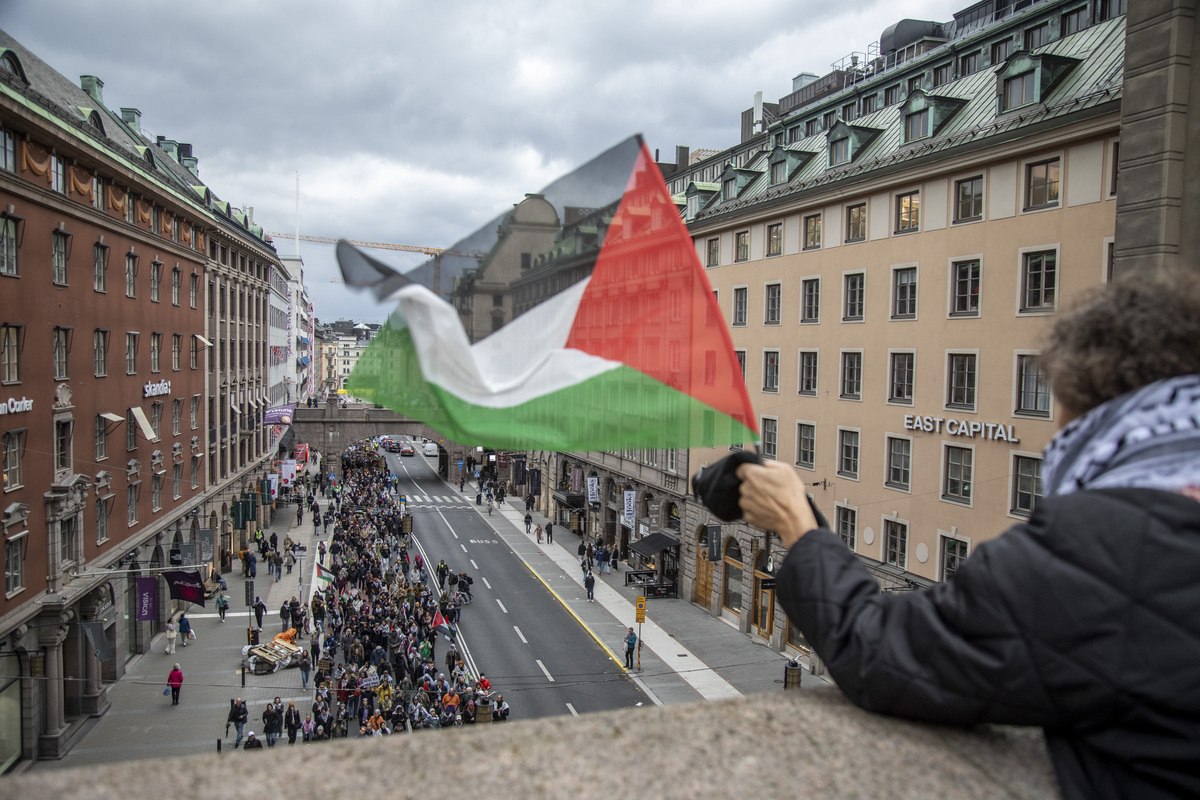 الآلاف من المؤيدين للفلسطينيين يتظاهرون في وسط مدينة ستوكهولم مطالبين بوقف الهجمات الإسرائيلية على غزة، مدينة ستوكهولم، السويد، 04 أكتوبر، 2025. (نارسيسو كونتريراس – وكالة الأناضول)