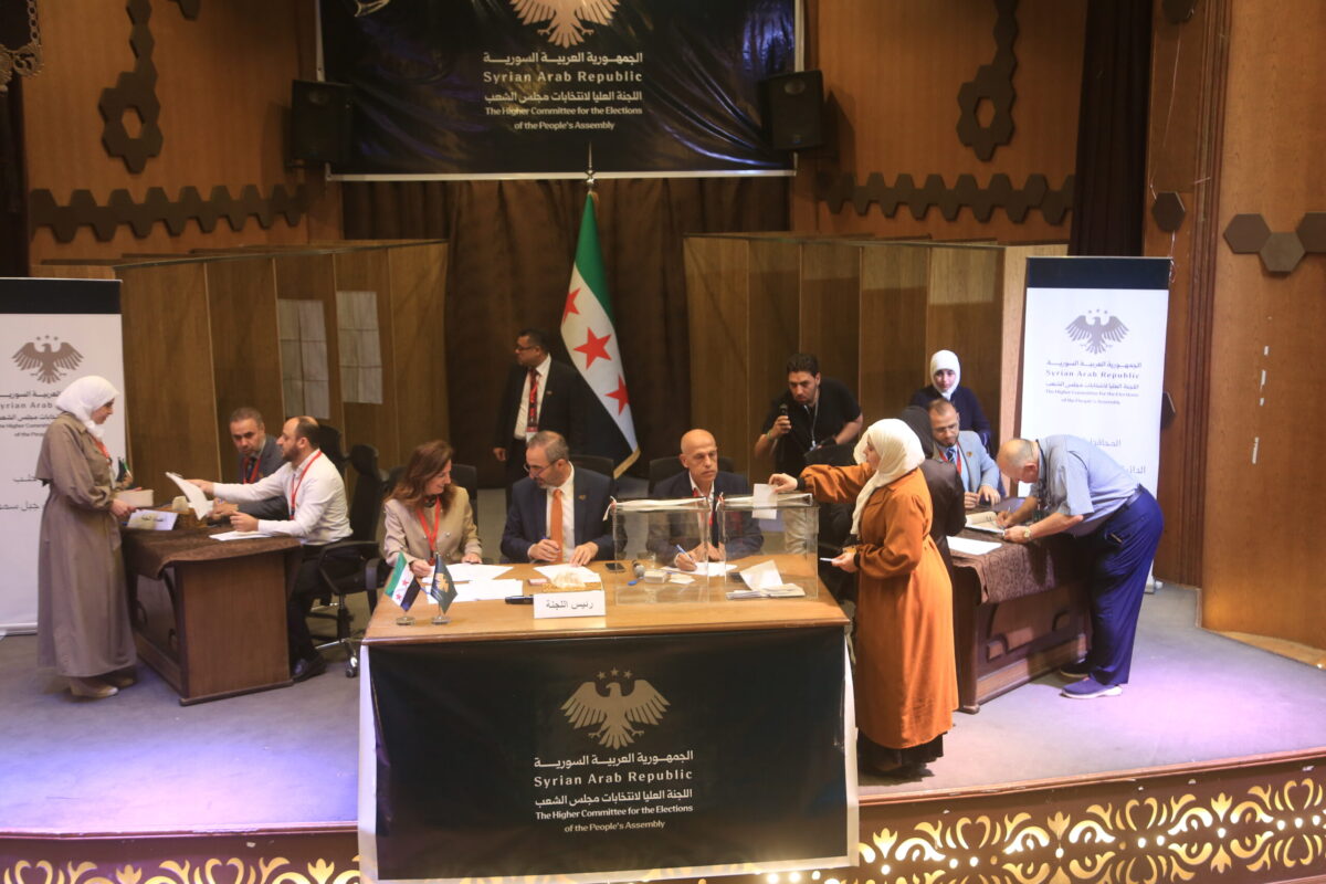 أدل أعضاء الهيئات الانتخابية بأصواتهم في محطة للاقتراع التي أقيمت داخل جامعة حلب ، في حلب ، سوريا في 5 أكتوبر 2025. (Kasim Yusuf - Anadolu Agency)
