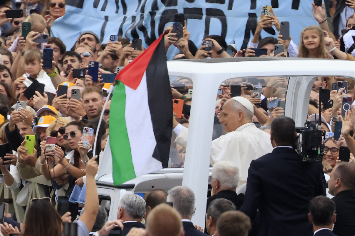 العلم الفلسطيني يظهر أمام البابا ليو الرابع عشر وهو يحيي المؤمنين في نهاية قداس يوبيل العالم التبشيري ويوبيل المهاجرين في ساحة القديس بطرس في الفاتيكان، في 05 أكتوبر، 2025. (ريكاردو دي لوكا – وكالة الأناضول)