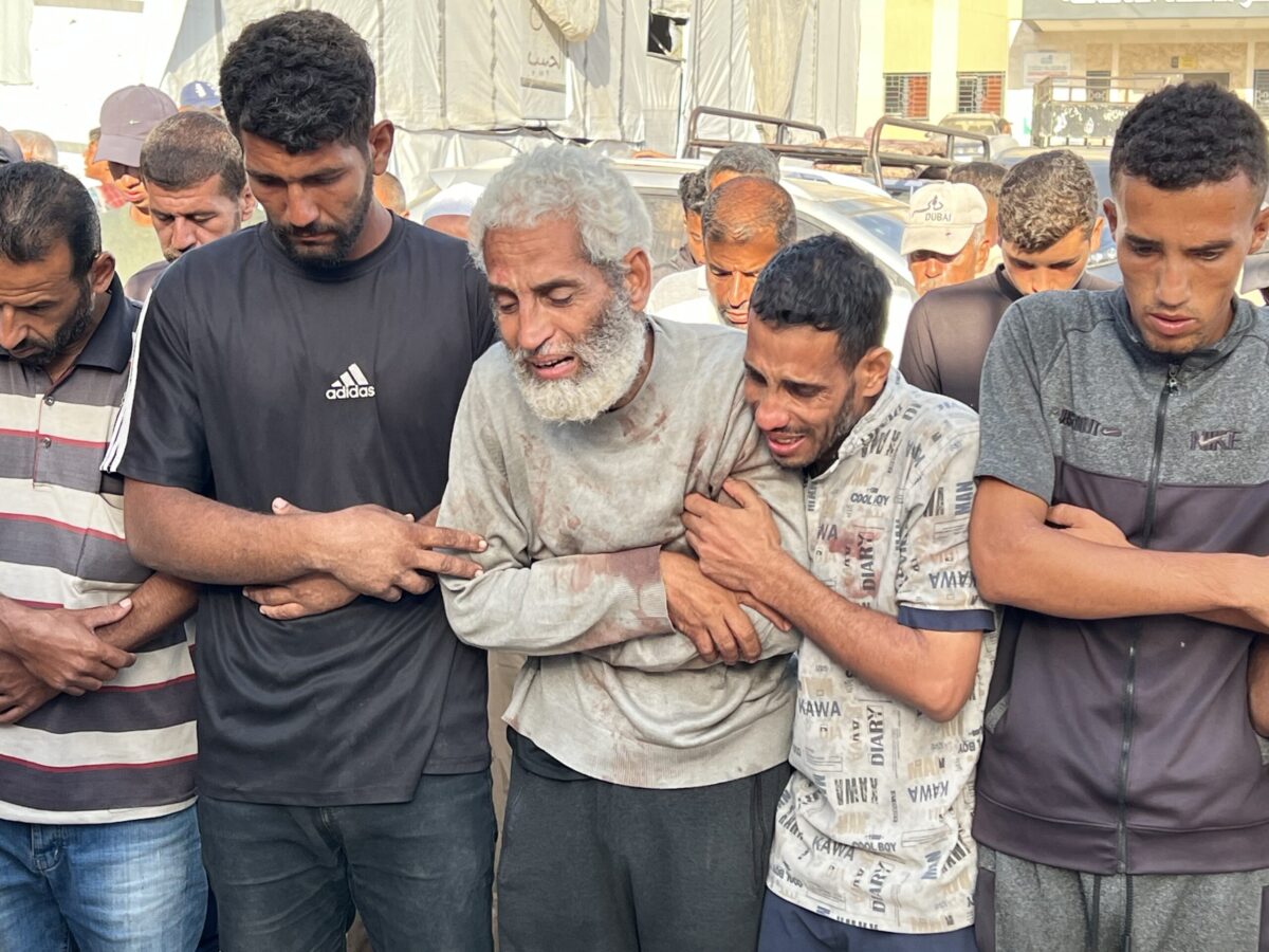 أداء الفلسطينيين صلاة الجنازة لأولئك الذين قتلوا في هجوم إسرائيلي في خان يونيس ، غزة في 05 أكتوبر 2025.