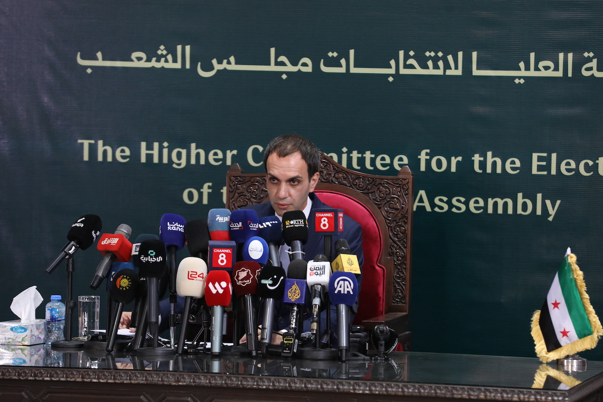 المتحدث الرسمي باسم لجنة الانتخابات العليا نيففار نجميه يعقد مؤتمرا صحفيا يعلن عن نتائج الانتخابات في جمعية الشعب في دمشق ، سوريا في 06 أكتوبر 2025.