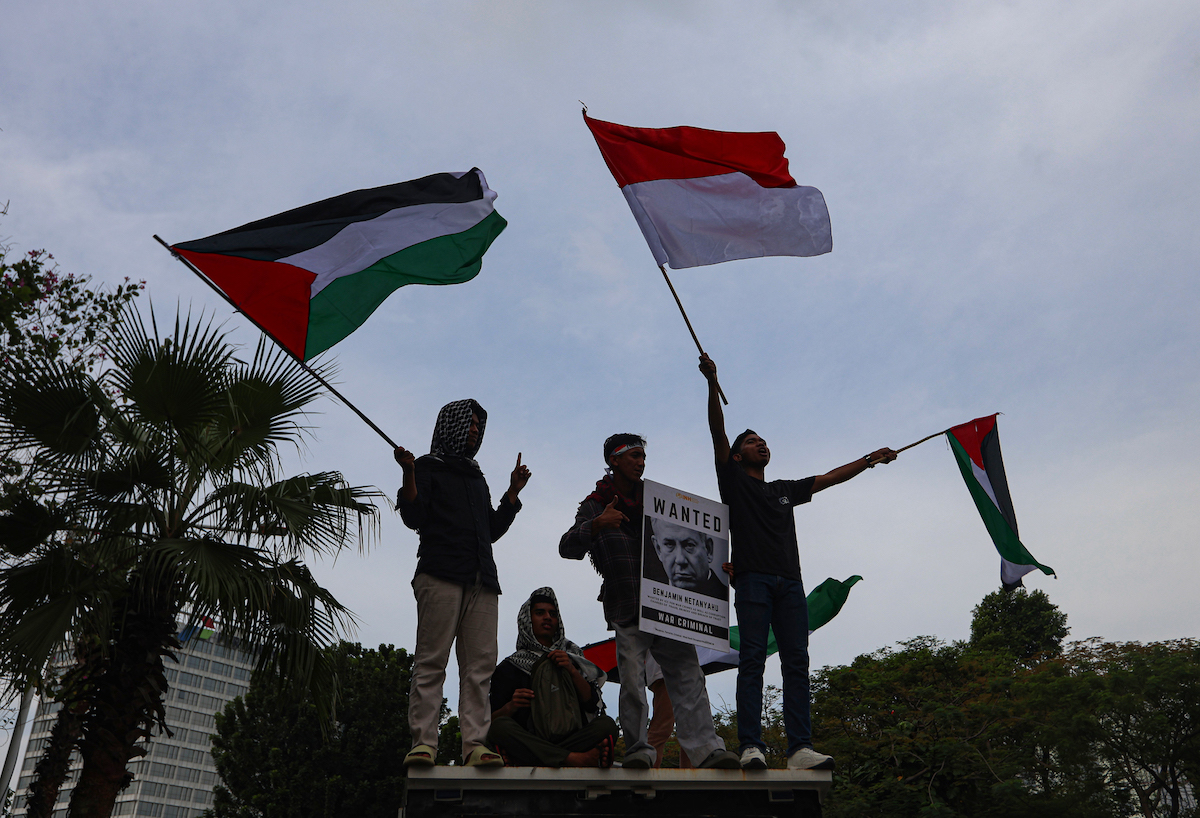 يتجمع الناس إلى عرض مظاهرة أمام السفارة الأمريكية لإظهار التضامن مع الفلسطينيين في الذكرى الثانية للحرب في غزة في 07 أكتوبر 2025 في جاكرتا ، إندونيسيا. (Eko Siswono Toyudho - Anadolu Agency)