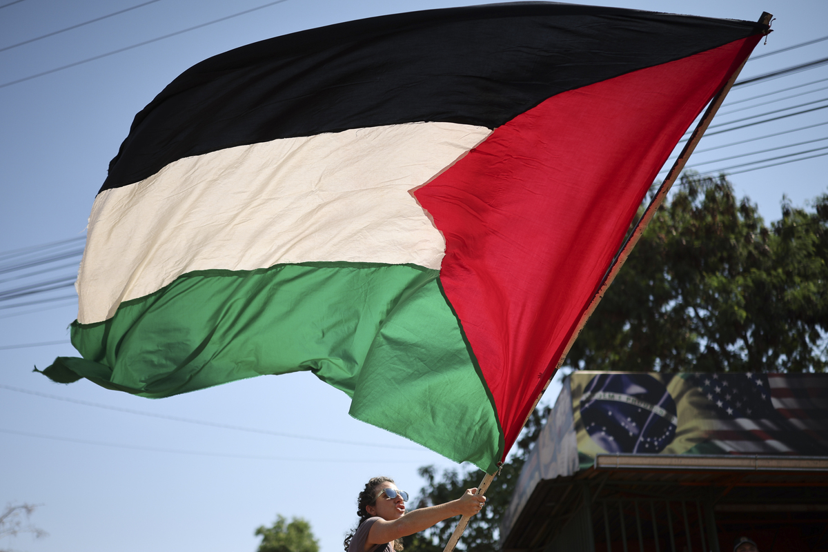 احتجاج أمام السفارة الأمريكية بمناسبة مرور عامين على هجوم 7 أكتوبر 2023 على غزة، في برازيليا بالبرازيل في 7 أكتوبر 2025. (ماتيوس بونومي – وكالة الأناضول)