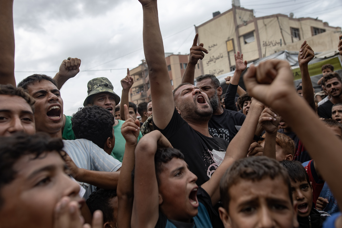 فلسطينيون يتجمعون للاحتفال بعد الإعلان عن اتفاق وقف إطلاق النار المتوقع أن يدخل حيز التنفيذ في قطاع غزة في 9 أكتوبر، 2025، في خان يونس، غزة. (دعاء الباز- وكالة الأناضول)