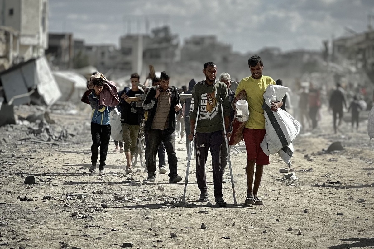 يبدأ الفلسطينيون في إعادة منازلهم المتضررة والمدمرة بعد إعلان إسرائيل يوم الجمعة أن اتفاق وقف إطلاق النار دخل حيز التنفيذ عند الظهر، في خان يونس بغزة في 10 أكتوبر، 2025. (دعاء الباز – وكالة الأناضول)