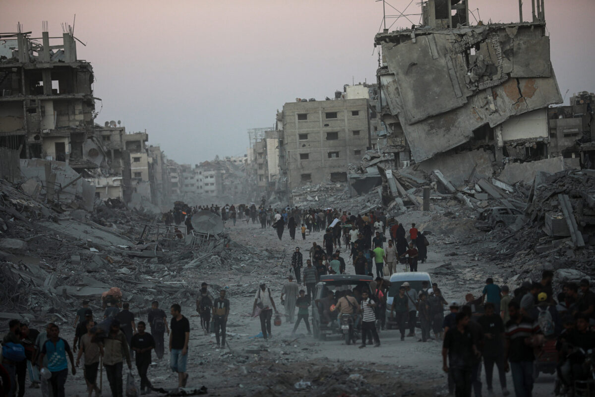 يواجه الفلسطينيون العائدون إلى منازلهم دمارًا شديدًا عندما بدأوا العودة إلى منازلهم في مدينة غزة بغزة مع دخول وقف إطلاق النار حيز التنفيذ في قطاع غزة في 10 أكتوبر، 2025. (عبد الحكيم أبو رياش – وكالة الأناضول)