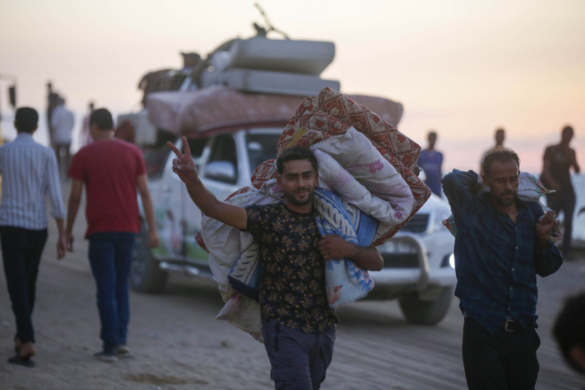 آلاف الفلسطينيين، حاملين ما استطاعوا من ممتلكات، يبدأون العودة من جنوب المنطقة إلى شمالها على طول شارع الرشيد الذي يربط بين جنوب قطاع غزة وشماله، في 10 أكتوبر، 2025. (سترينجر – وكالة الأناضول)