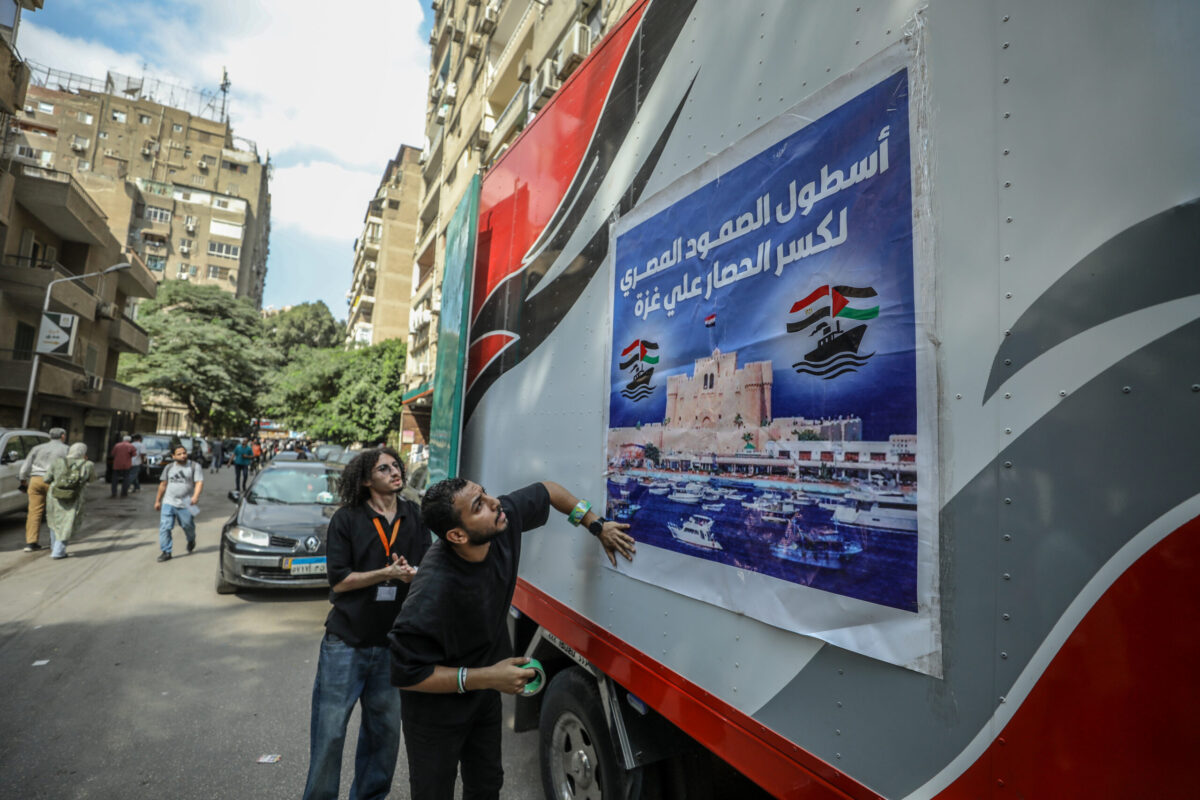 يقود أسطول التضامن المصري عملية نقل إمدادات المساعدات الإنسانية من قبل المتطوعين خلال حدث أقيم في القاهرة، مصر في 12 أكتوبر 2025. (محمد الشاهد - وكالة الأناضول)