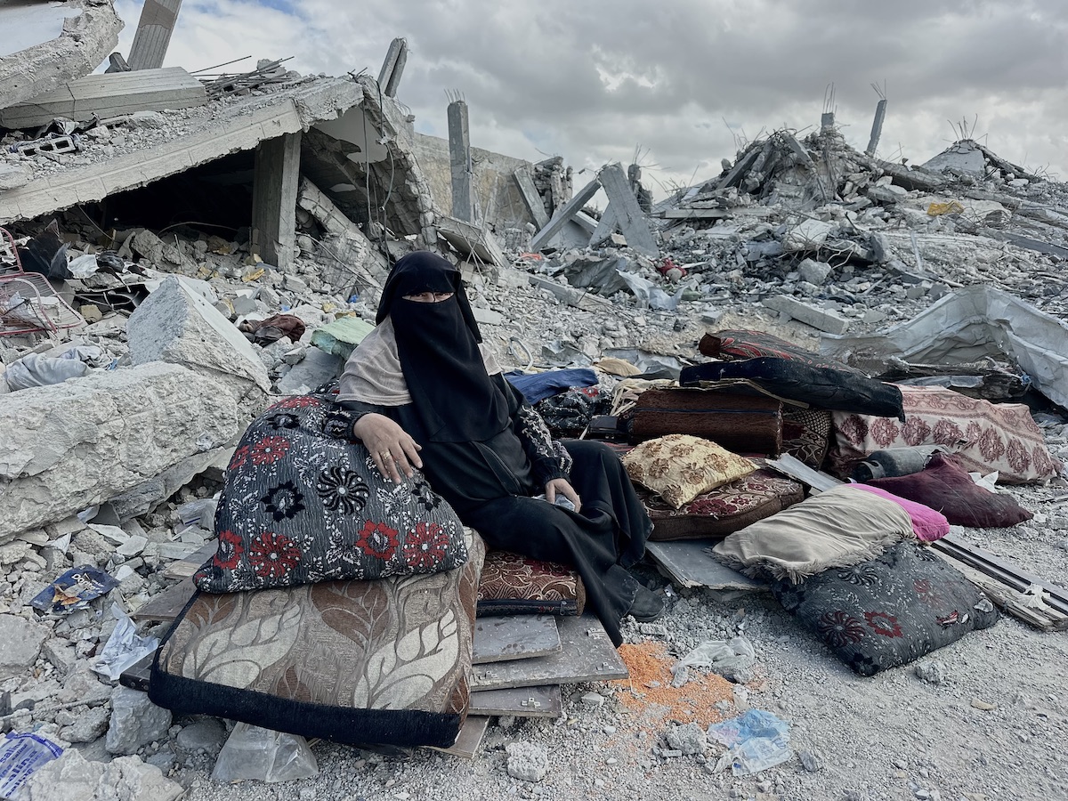 منظر للدمار أثناء عودة الفلسطينيين إلى مدينة خان يونس جنوب غزة بعد انسحاب القوات الإسرائيلية في 12 أكتوبر، 2025. (دعاء الباز – وكالة الأناضول)
