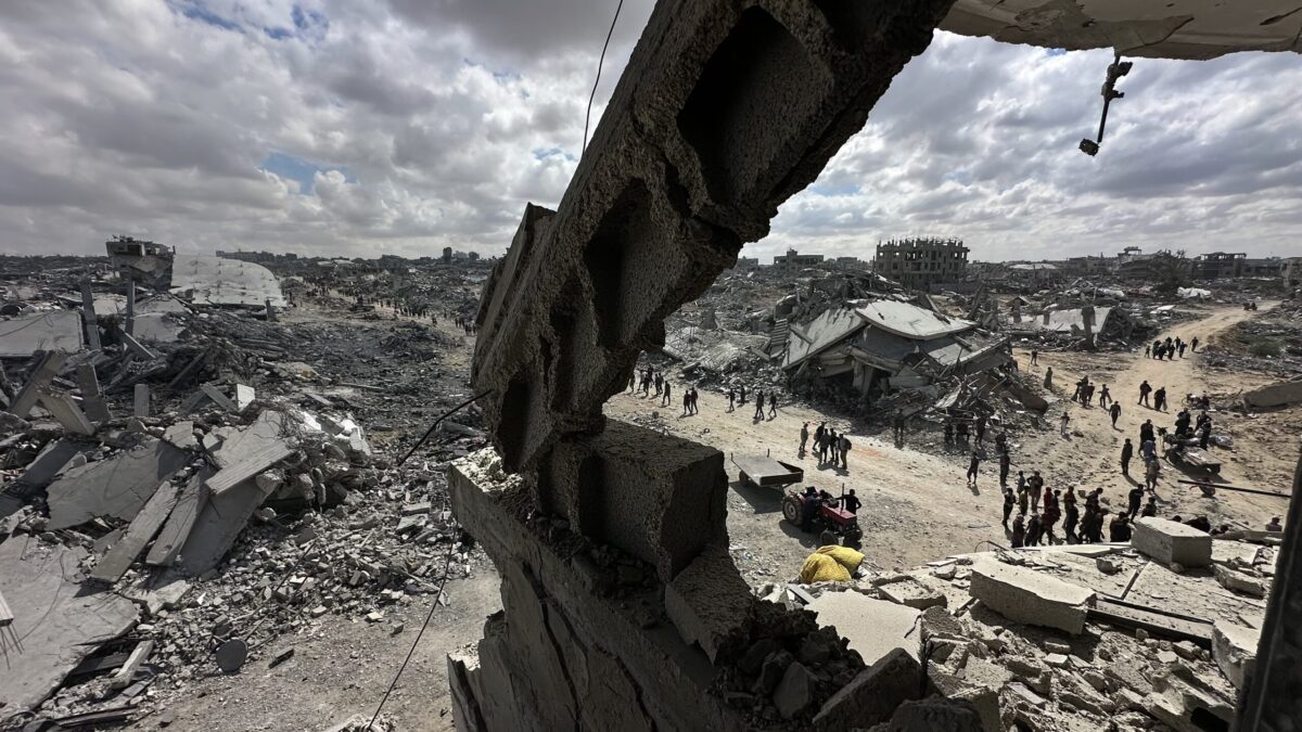 منظر للدمار أثناء عودة الفلسطينيين إلى مدينة خان يونس جنوب غزة بعد انسحاب القوات الإسرائيلية في 12 أكتوبر، 2025. (دعاء الباز – وكالة الأناضول)