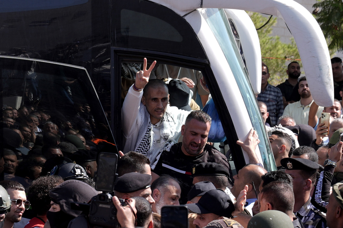 الفلسطينيون الذين أطلقت إسرائيل سراحهم من سجن عوفر بموجب المرحلة الأولى من اتفاق وقف إطلاق النار في غزة يتم نقلهم إلى رام الله بواسطة حافلات اللجنة الدولية للصليب الأحمر في رام الله، الضفة الغربية، في 13 أكتوبر، 2025. (عصام الريماوي – وكالة الأناضول)