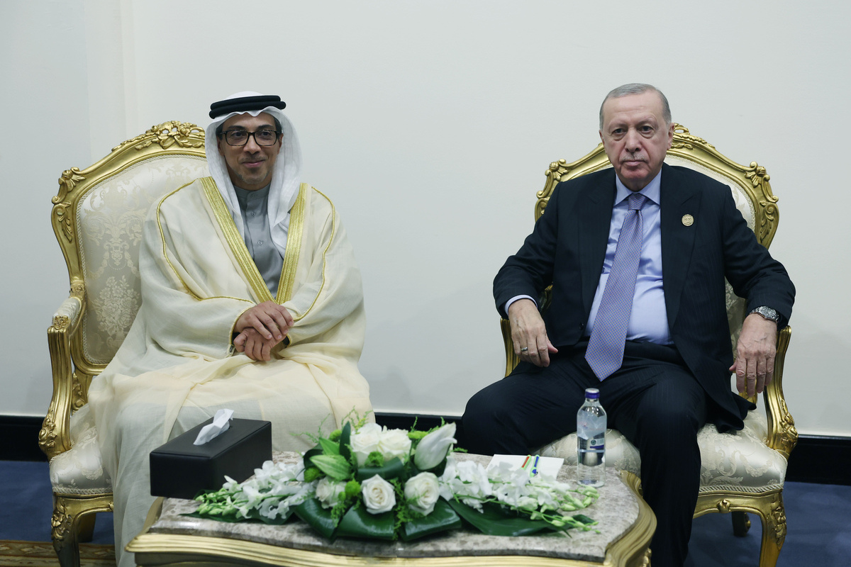 الرئيس التركي رجب طيب أردوغان (إلى اليمين) يلتقي بولي عهد الإمارات العربية المتحدة منصور بن زايد آل نهيان (يسار) خلال قمة شرم الشيخ للسلام في شرم الشيخ، مصر، في 13 أكتوبر 2025. (الرئاسة التركية/ مصطفى كاماتشي – وكالة الأناضول)