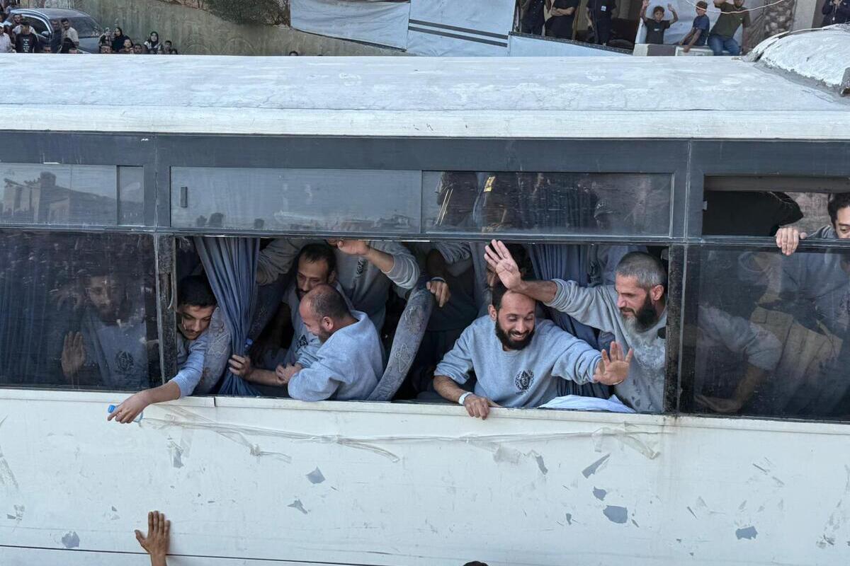 فلسطينيون أفرجت عنهم إسرائيل بموجب المرحلة الأولى من اتفاق وقف إطلاق النار يصلون إلى مستشفى ناصر في خان يونس، غزة، لإجراء فحوصات طبية وأحداث مقررة في 13 أكتوبر، 2025. (Alaa YM Abumohsen-Anadolu Agency)