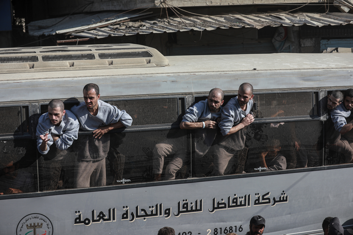 فلسطينيون أفرجت عنهم إسرائيل بموجب المرحلة الأولى من اتفاق وقف إطلاق النار يصلون إلى مستشفى ناصر في خان يونس، غزة، لإجراء فحوصات طبية والأحداث المقررة في 13 أكتوبر، 2025. (Abdalhkem Abu Riash-Anadolu Agency)