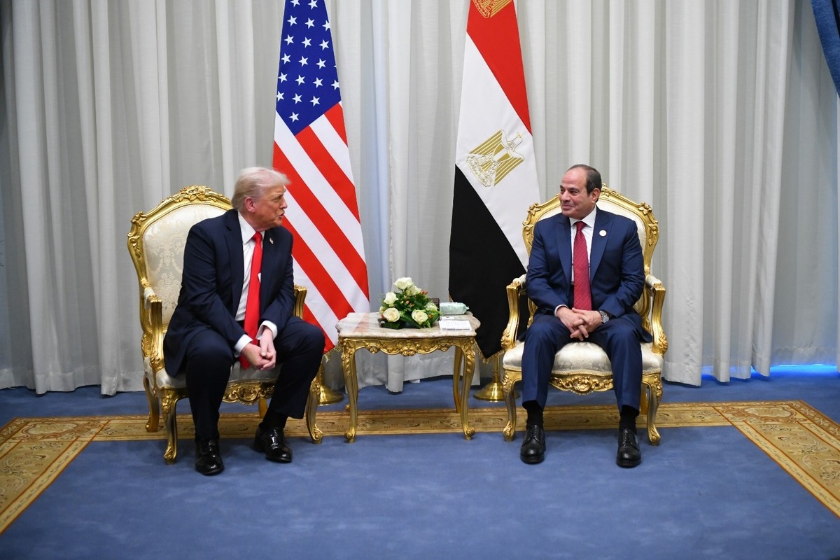 الرئيس الأمريكي دونالد ترامب والرئيس المصري عبد الفتاح السيسي يلتقيان ضمن قمة شرم الشيخ للسلام في شرم الشيخ بمصر في 13 أكتوبر 2025. (الرئاسة المصرية/نشرة-وكالة الأناضول)