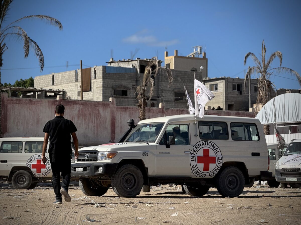 مركبات الصليب الأحمر في طريقها لانتشال جثث الفلسطينيين الذين تحتجزهم إسرائيل لدى سلطات غزة للتعرف عليهم في مستشفى ناصر بعد دخول وقف إطلاق النار حيز التنفيذ، في خان يونس، غزة، في 14 أكتوبر، 2025. (Abdallah Fs Alattar - Anadolu Agency)