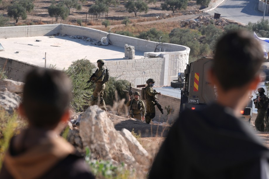 الجيش الإسرائيلي يعتقل 35 فلسطينيا في الضفة الغربية المحتلة ويهدم منازلهم