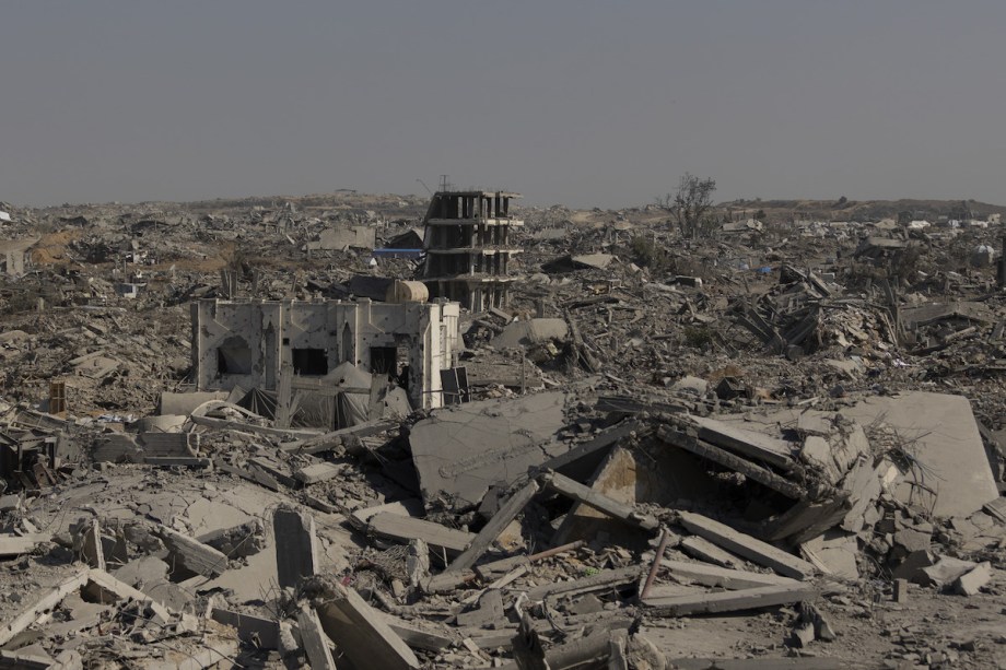 سلطات غزة تحذر من 70 مليون طن من الأنقاض وآلاف القنابل غير المنفجرة