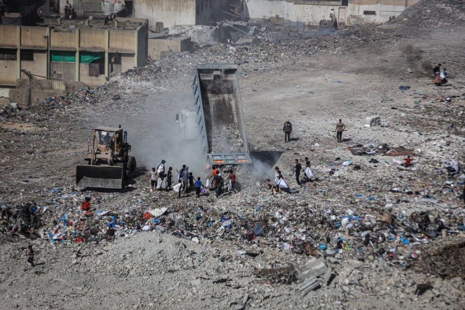 تقرير: الجيش الإسرائيلي يلقي نفايات وأنقاض المستوطنات الحدودية في غزة
