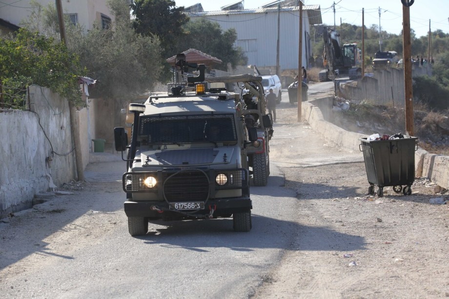 تقرير: الجيش الإسرائيلي يعتقل 40 فلسطينيا في مداهمات بالضفة الغربية