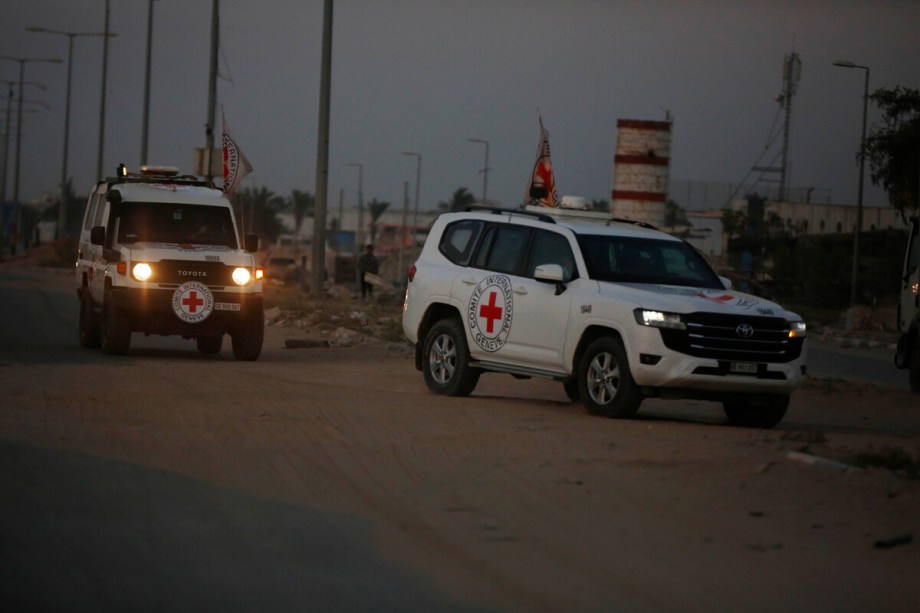 وتقول إسرائيل إن حماس قامت بنقل رفات رهينتين إسرائيليين آخرين