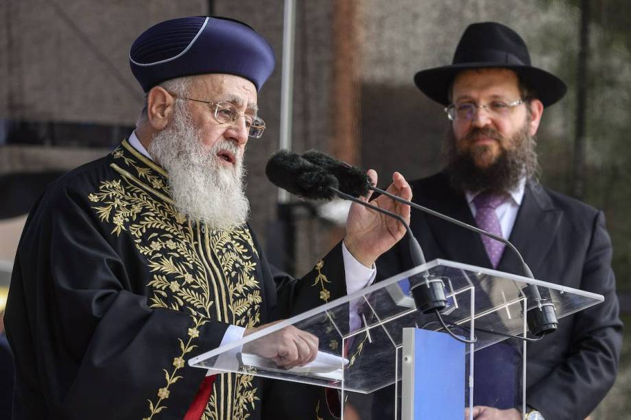 اليهود المتدينون سيغادرون إسرائيل إذا تم تجنيدهم في الجيش؛ يحذر الحاخام الأكبر