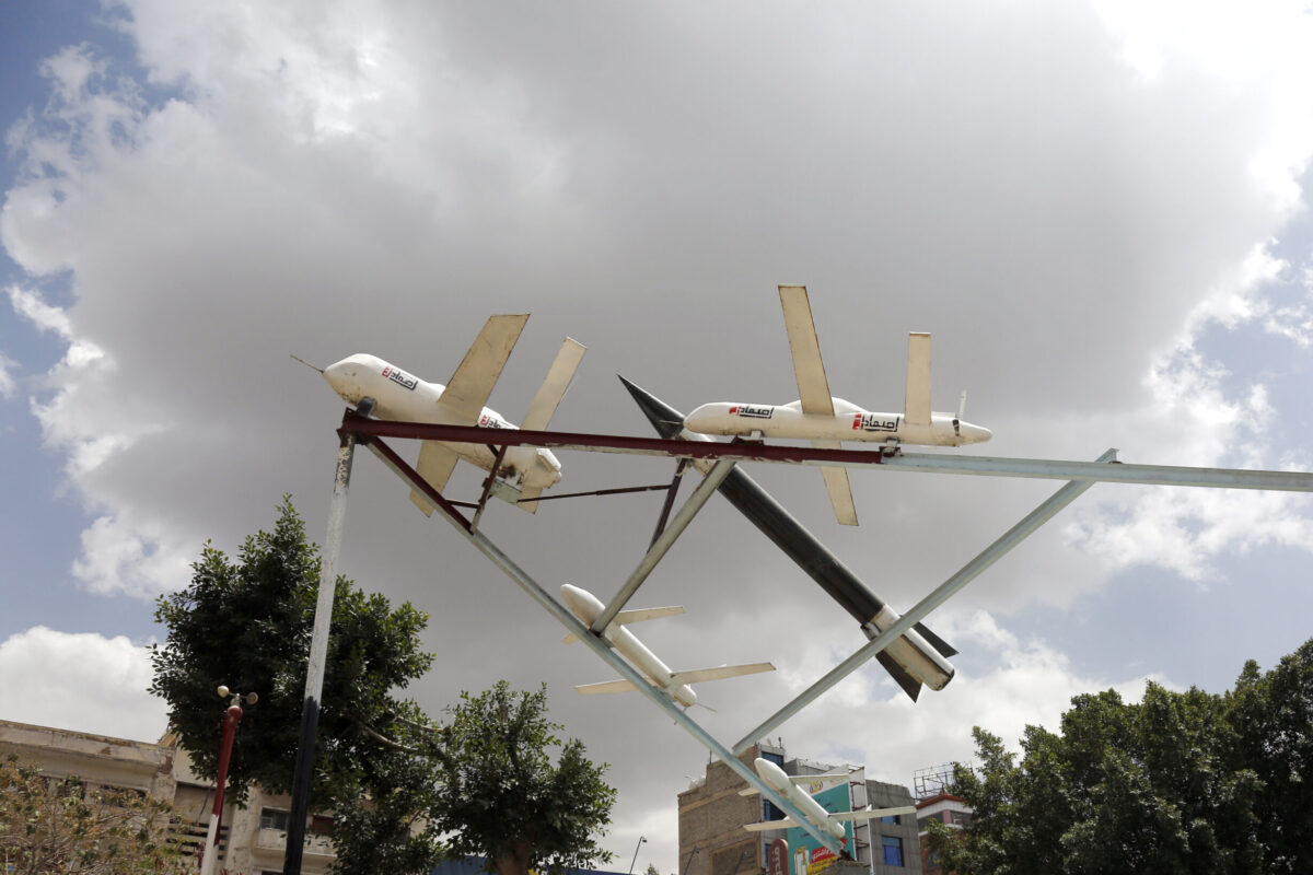 شوهدت الطائرات بدون طيار وصواريخ وهمية بعد أن أنشأها أتباع الحوثيين في ميدان شعبي في 21 مارس 2022 في سانا ، اليمن (محمد هامود/غيتي إيمشور)