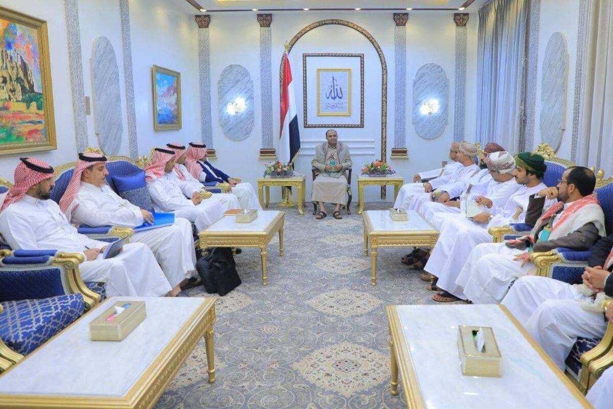 رئيس المجلس السياسي الأعلى للحوثيين، مهدي المشاط، يجتمع مع وفدين سعودي وعماني في القصر الجمهوري في صنعاء، اليمن، 9 أبريل 2023. (نشرة مصورة / وكالة سبأ للأنباء عبر Getty Images)