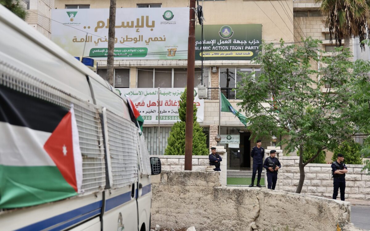 الشرطة الأردنية تغلق مدخل مقر جماعة الإخوان المسلمين بعد إعلان حظر الجمعية في البلاد في 23 أبريل 2025 في عمان، الأردن. (صلاح ملكاوي / غيتي إيماجز)