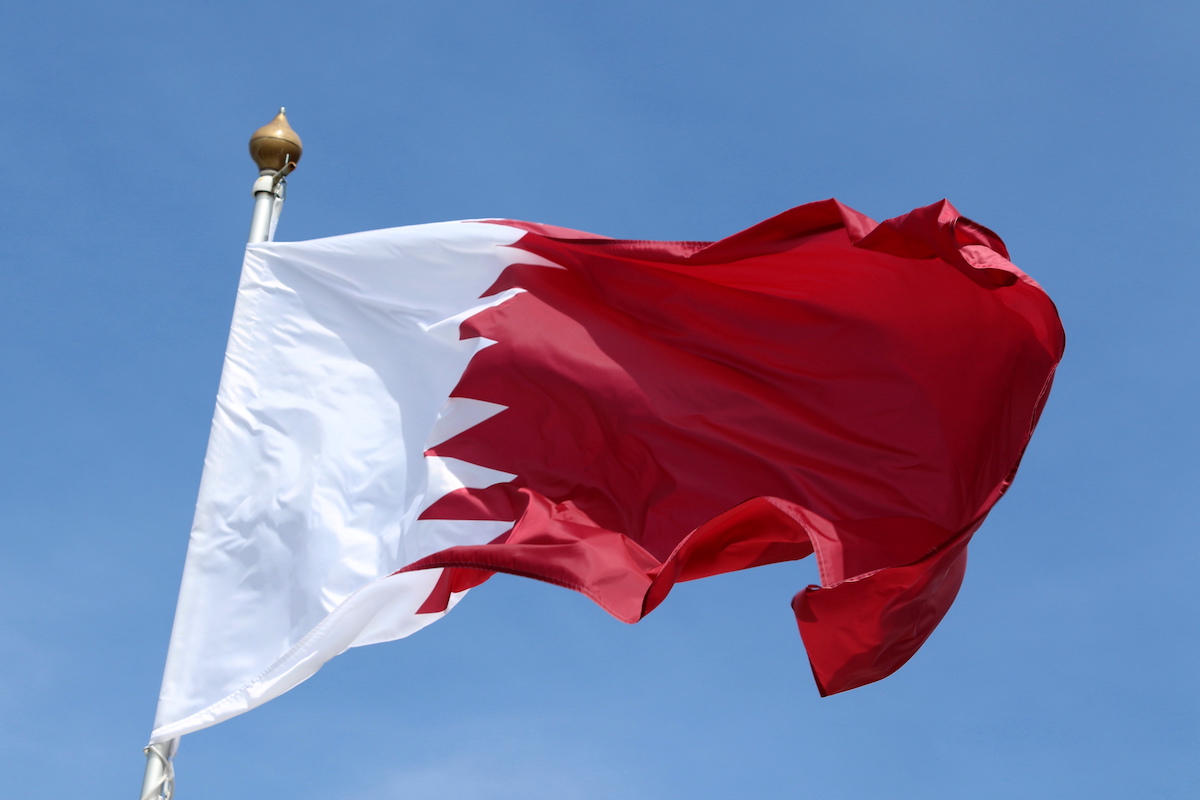 العلم الوطني القطري يرفرف في مهب الريح على سارية العلم. (مكسيم كونستانتينوف/SOPA Images/LightRocket عبر Getty Images)