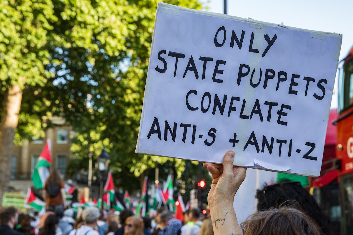 ناشط مؤيد للفلسطينيين يحمل لافتة في مسيرة للدفاع عن الحق في الاحتجاج دفاعًا عن العمل الفلسطيني خارج داونينج ستريت في 2 يوليو 2025 في لندن، المملكة المتحدة. (مارك كريسون / بالصور عبر Getty Images)