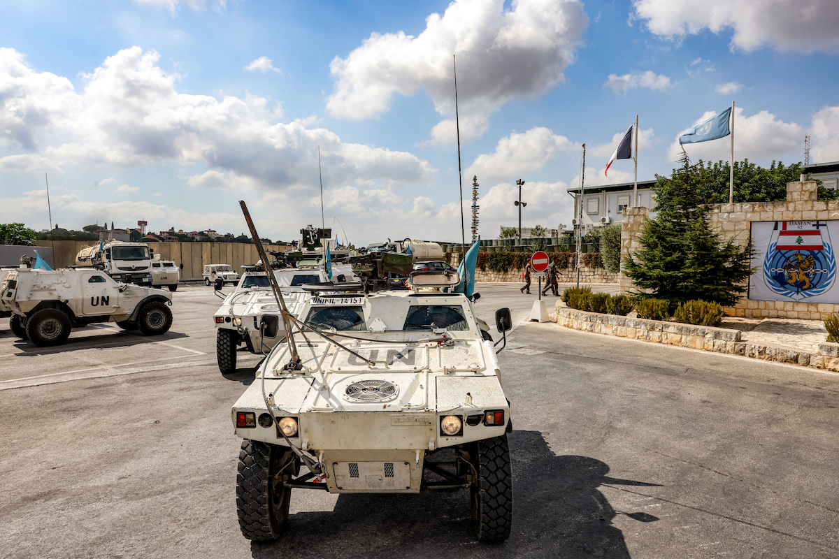 مركبات مدرعة تابعة لقوة الأمم المتحدة المؤقتة في لبنان (اليونيفيل) في مقرها الرئيسي في دير كيفا بجنوب لبنان، 27 أغسطس، 2025. (ANWAR AMRO / AFP / Getty Images)