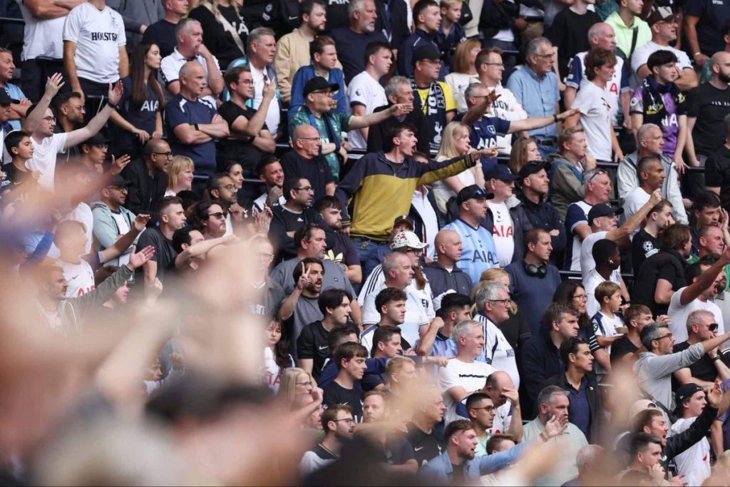 فاز توتنهام بأربع مباريات فقط على أرضه في الدوري خلال عام واحد، فهل الإجابات خارج الملعب؟