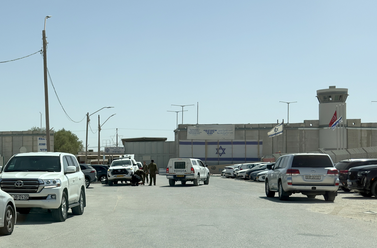 منظر لسجن كتزيوت في صحراء النقب، جنوب غرب بئر السبع، إسرائيل، في 03 أكتوبر 2025. (تصوير مصطفى الخاروف / الأناضول عبر غيتي إيماجز)