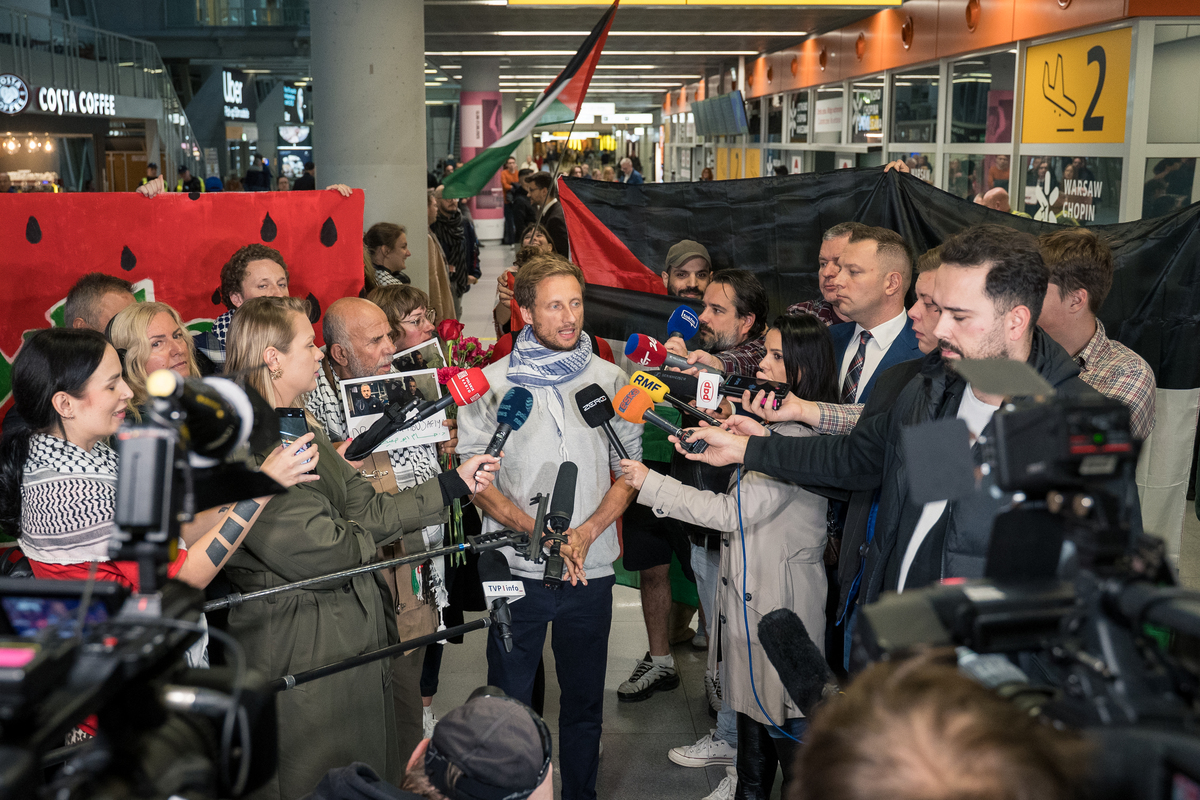 فرانسيسزيك ستيرشيفسكي يتحدث في مؤتمر صحفي في وارسو، بولندا، في 8 سبتمبر، 2025، بعد وصول نشطاء بولنديين من أسطول صمود العالمي الذين تم ترحيلهم من إسرائيل. (تصوير ماريك أنتوني إيوانزوك / نور فوتو عبر غيتي إيماجز)