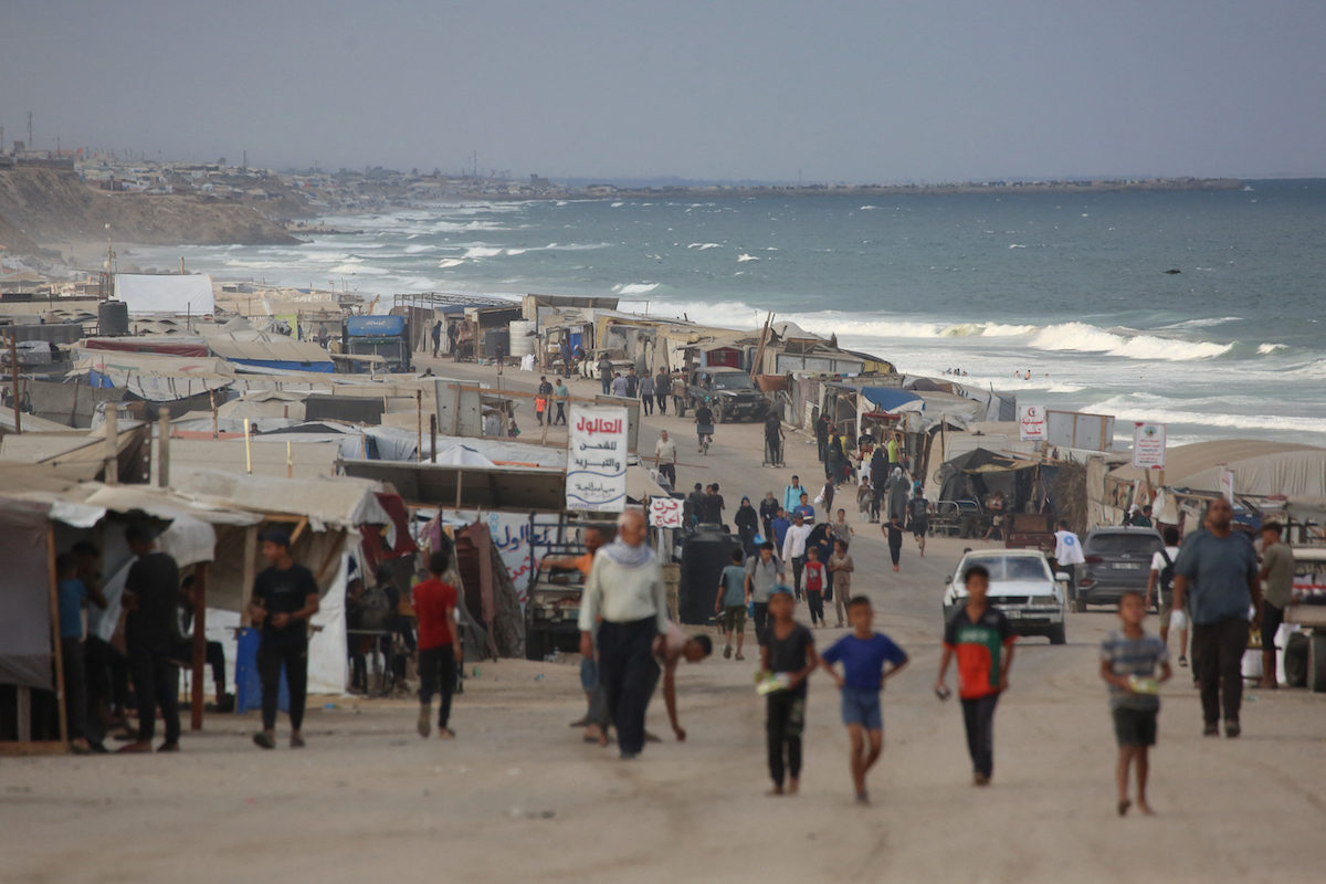 يبدأ النازحون الفلسطينيون يومهم في مخيم مؤقت على الشاطئ في مدينة الزوايدة، بالقرب من دير البلح، وسط قطاع غزة في 9 أكتوبر 2025، بعد الإعلان ليلاً عن اتفاق وقف إطلاق النار بين حماس وإسرائيل الذي سيتم توقيعه في مصر. (بشار طالب/ وكالة الصحافة الفرنسية/ غيتي إيماجز)