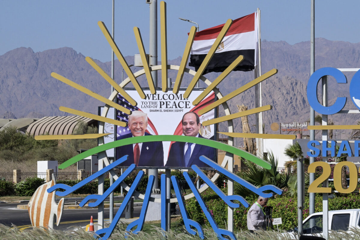 تُظهر هذه الصورة لوحة إعلانية تحمل صور الرئيس الأمريكي دونالد ترامب (يسار) والرئيس المصري عبد الفتاح السيسي خارج مركز المؤتمرات قبل قمة شرم الشيخ للسلام في منتجع شرم الشيخ المصري على البحر الأحمر في 13 أكتوبر 2025. (خالد دسوقي / وكالة الصحافة الفرنسية عبر غيتي إيماجز)