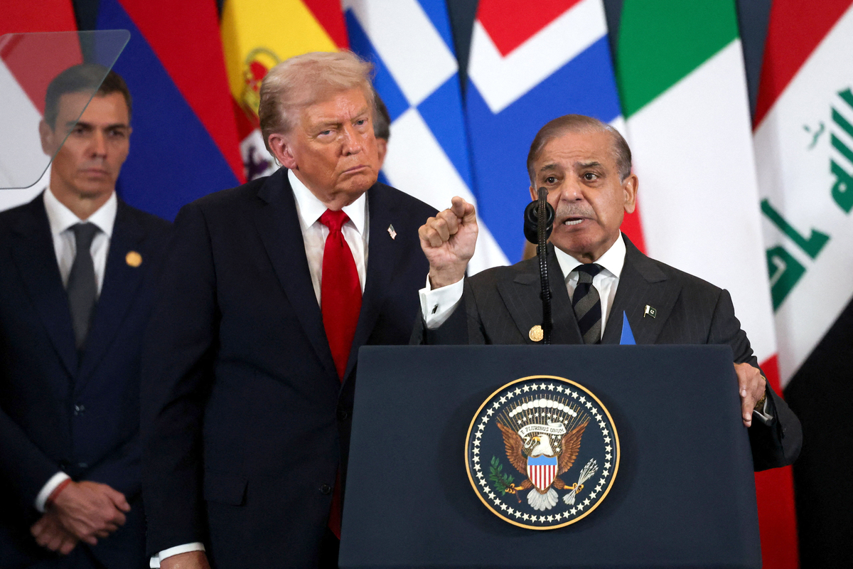 رئيس الوزراء الباكستاني شهباز شريف يتحدث بجوار الرئيس الأمريكي دونالد ترامب خلال قمة قادة العالم حول إنهاء الحرب في غزة في 13 أكتوبر 2025 في شرم الشيخ، مصر. (تصوير سوزان بلونكيت – بول / غيتي إيماجز)