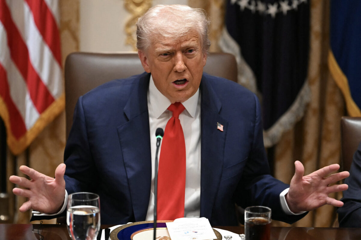 الرئيس الأمريكي دونالد ترامب يتحدث خلال لقاء مع الرئيس الأرجنتيني خافيير مايلي في البيت الأبيض في واشنطن العاصمة، في 14 أكتوبر، 2025. (ANDREW CABALLERO-REYNOLDS/AFP عبر Getty Images)