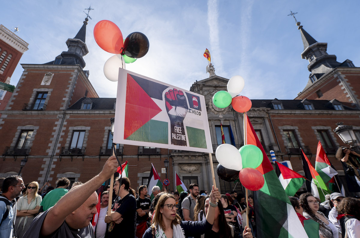 متظاهرون يحملون الأعلام الفلسطينية خلال المسيرة من أجل فلسطين، أمام وزارة الخارجية، في 15 أكتوبر 2025، في مدريد، إسبانيا. (ألبرتو أورتيجا / أوروبا برس عبر غيتي إيماجز)