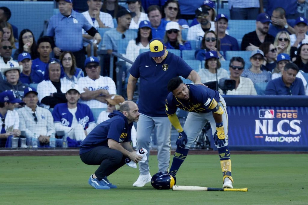 يخرج جاكسون تشوريو من فريق Brewers من لعبة NLCS 3 بسبب إصابة في الساق