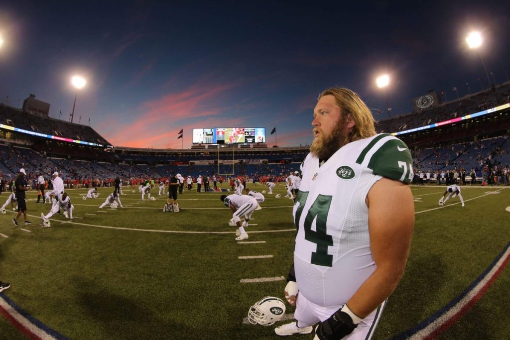 توفي نيك مانجولد، مركز All-Pro السابق لفريق Jets، عن عمر يناهز 41 عامًا