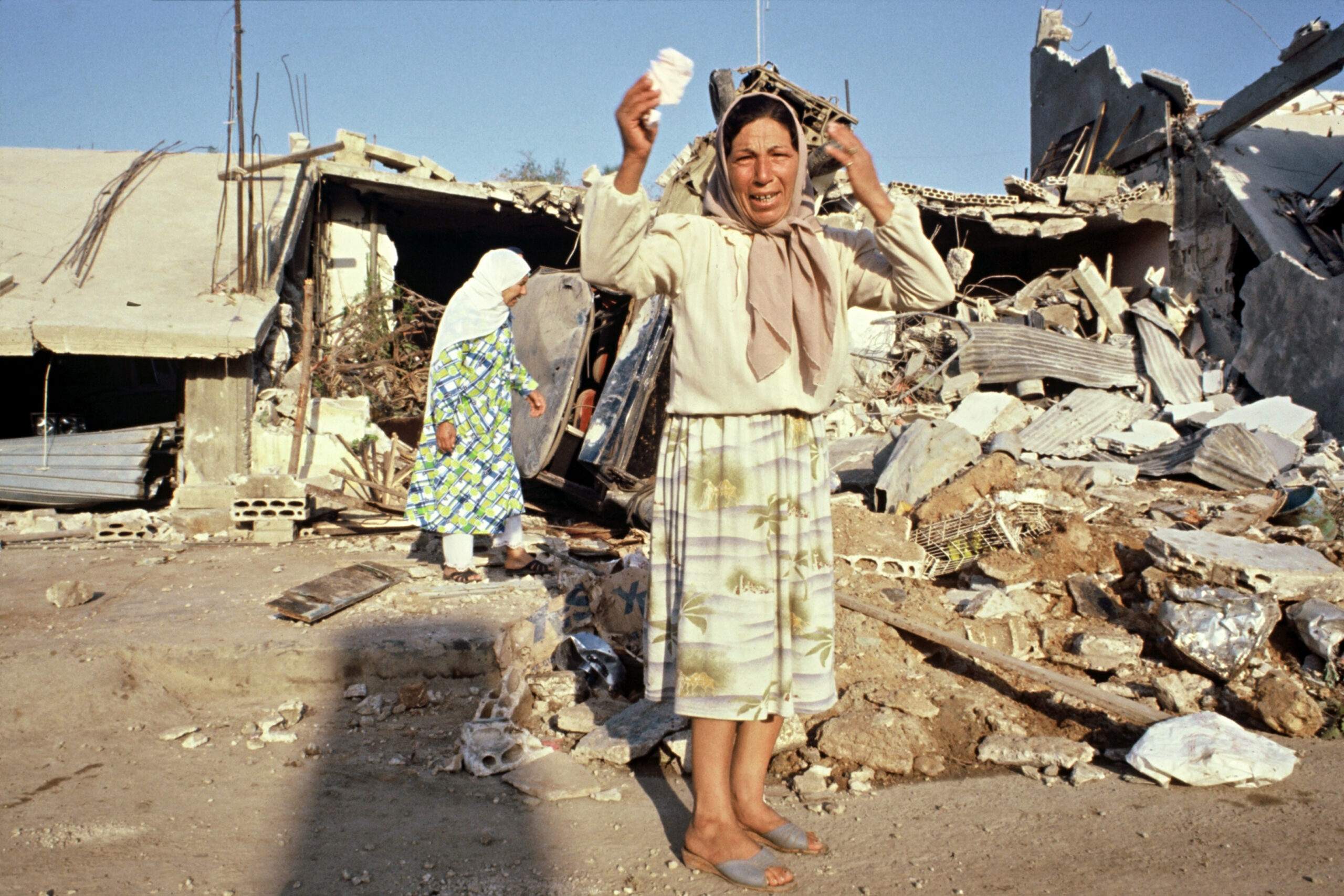 امرأة تبكي بين أنقاض منزل بعد مذبحة صبرا وشاتيلا، في 18 سبتمبر 1982 (ميشيل فيليبوت/سيغما عبر غيتي إيماجز)
