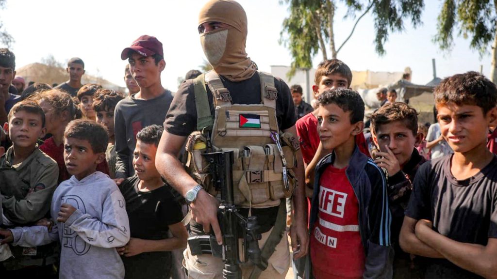 أظهر استطلاع للرأي أن أغلبية ساحقة من الفلسطينيين تعارض نزع سلاح حماس