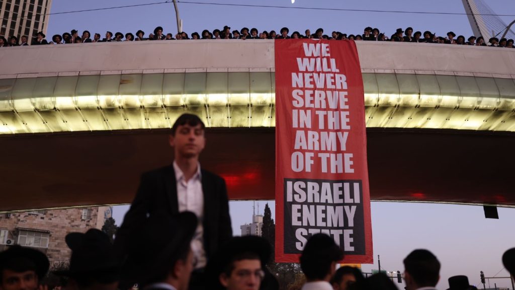 هزت مدينة القدس مظاهرة ضخمة لليهود المتشددين ضد التجنيد الإجباري في الجيش