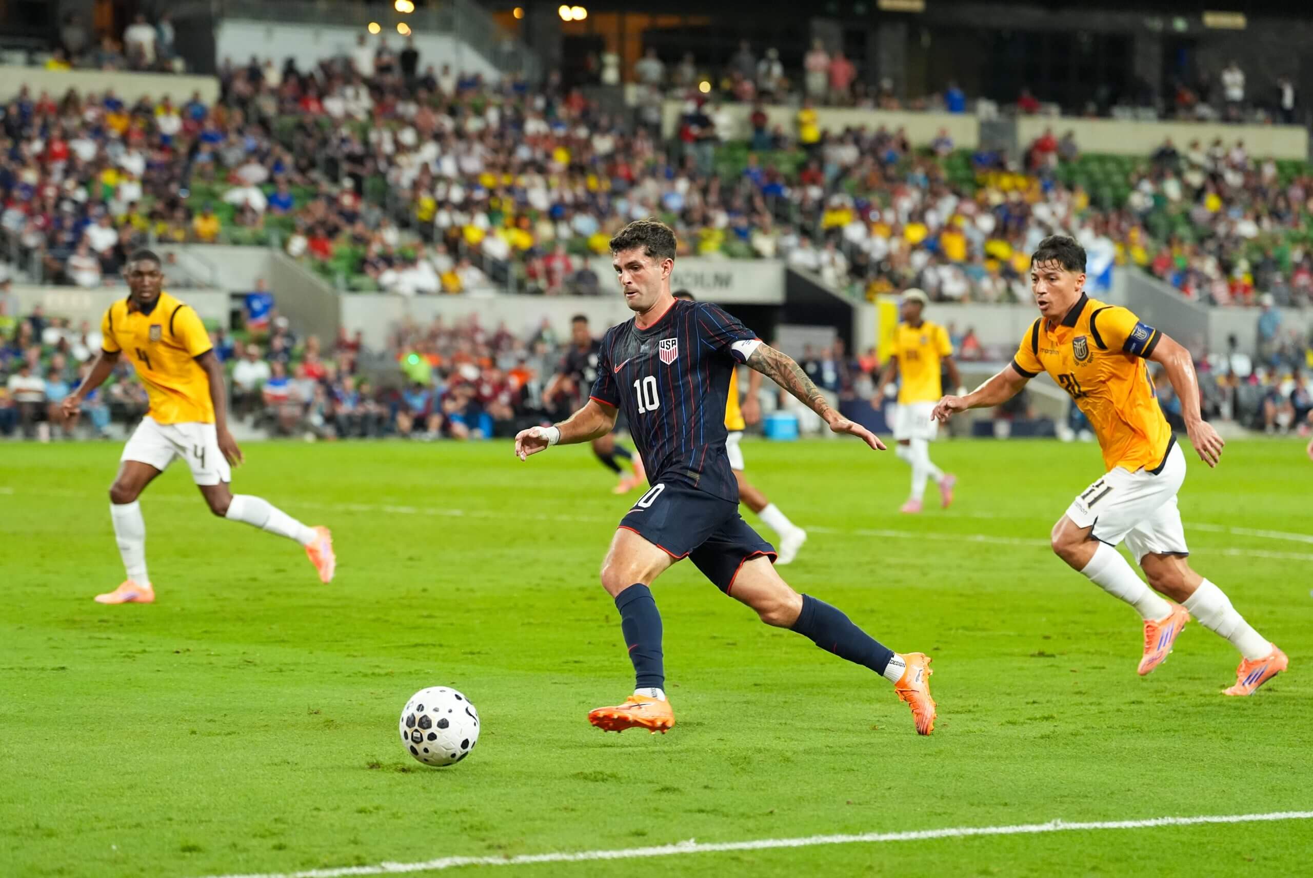 نجم USMNT كريستيان بوليسيتش يراوغ أمام الإكوادور