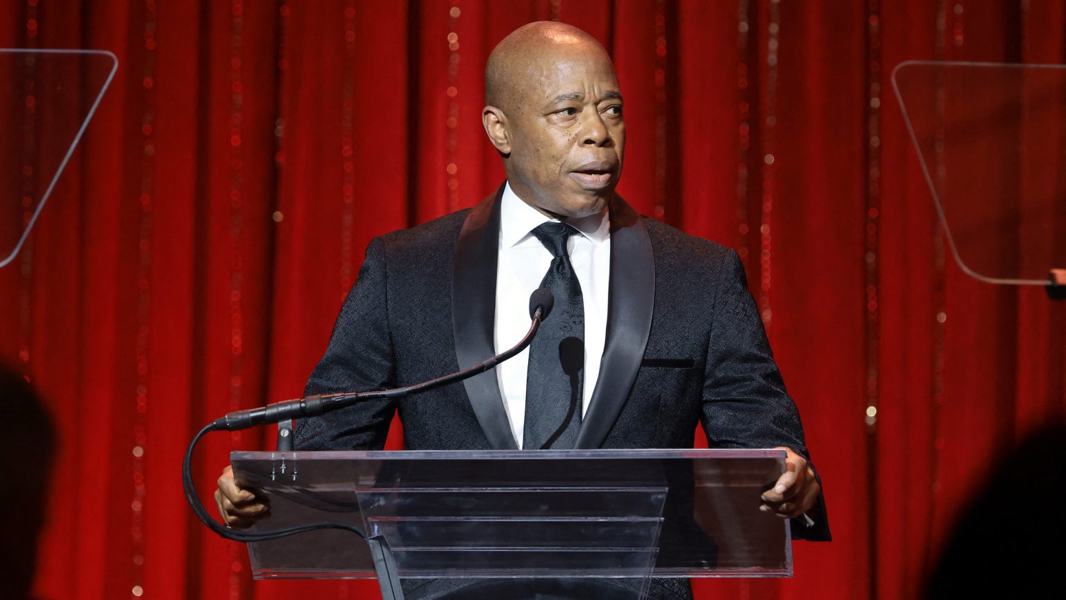 رئيس جرائم الكراهية السابق في مدينة نيويورك يقاضي عمدة المدينة إريك آدامز بتهمة التمييز: تقرير