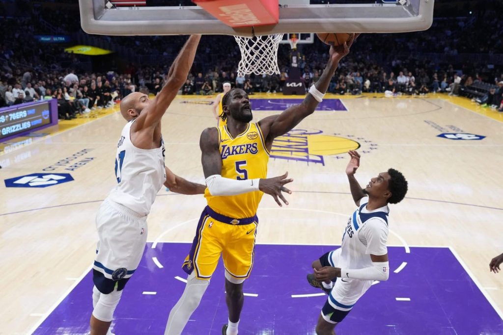 بينما يعاني تيمبروولفز في الدفاع، يتحدى كريس فينش رودي جوبيرت وجادين مكدانيلز