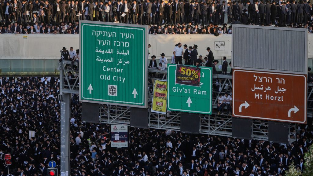 تظهر الصور آلاف الرجال الأرثوذكس المتطرفين الذين يحتجون على التجنيد العسكري ويغلقون القدس