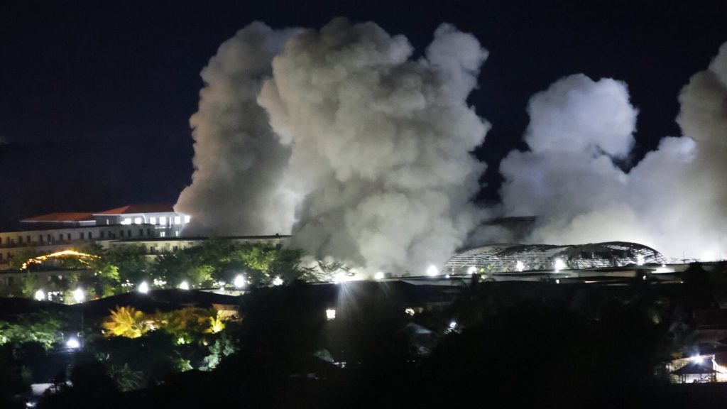 المتطرفون من مركز الاحتيال في ميانمار الذين داهمهم الجيش يعبرون إلى تايلاند حيث يتم تفجير المباني